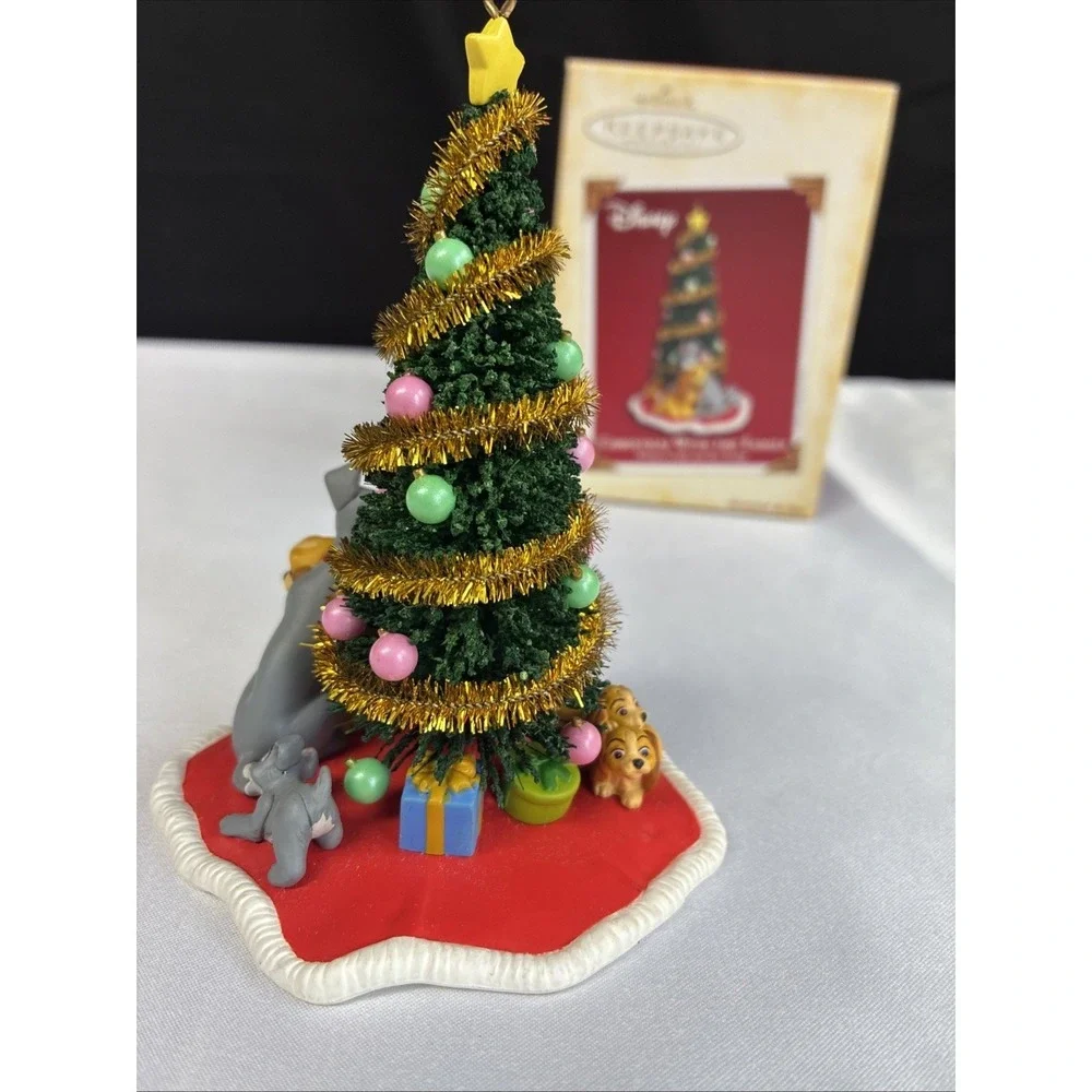 Hallmark 2005 Disney Lady & Tramp Christmas With The Family Keepsake QXD4235